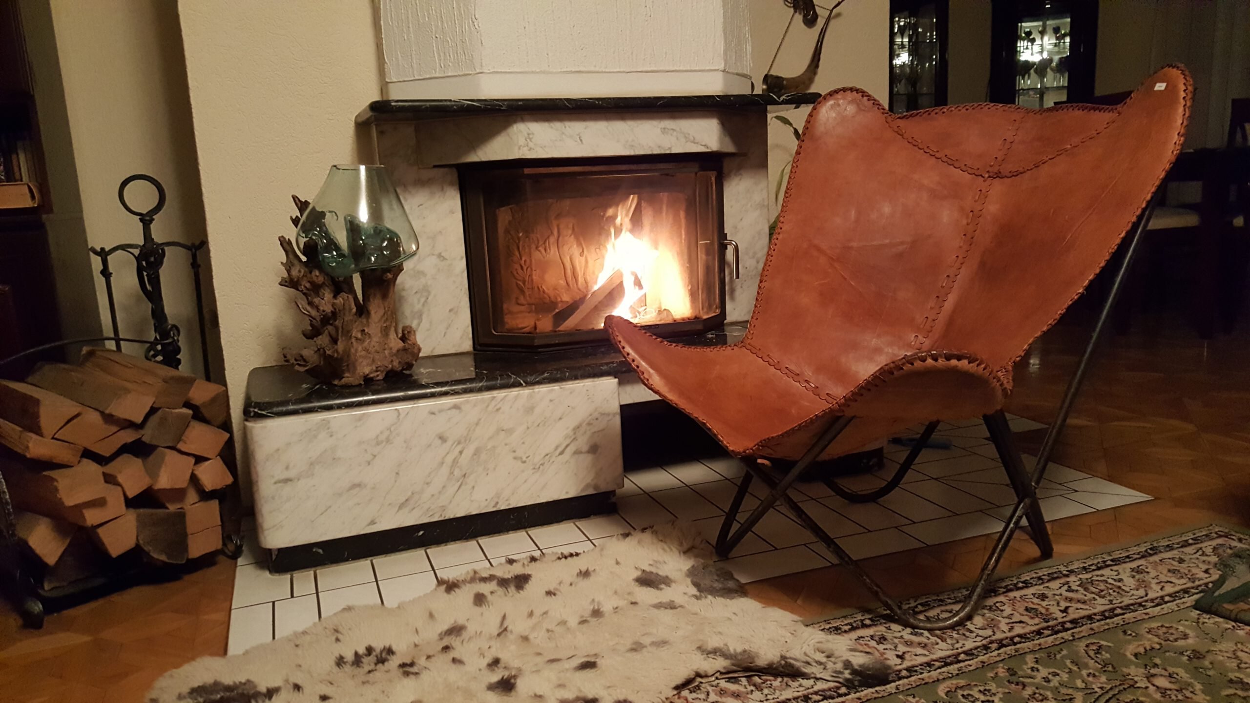 Ledersessel vor Kamin