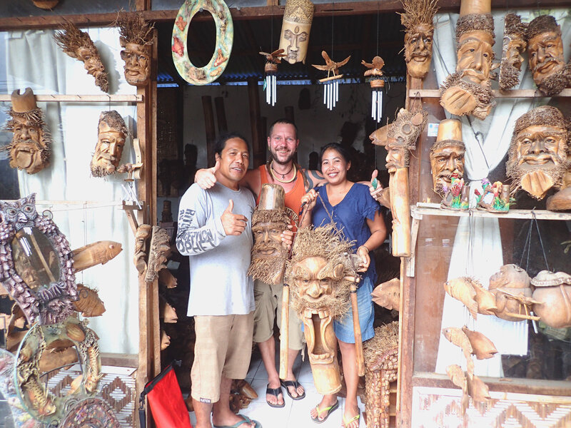 Karma Art Team mit Produkten