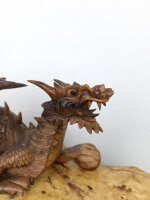 Handgearbeiteter Holzdrache mit Kugel - Unikat