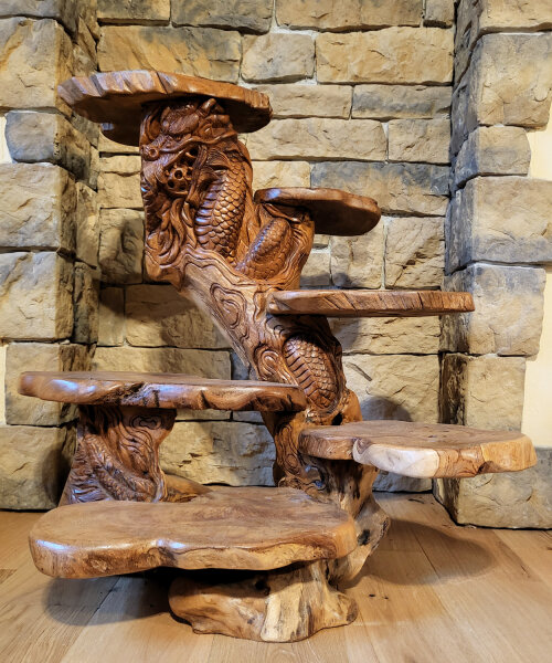 Regal mit Drachen aus Massivholz