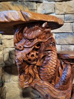 Regal mit Drachen aus Massivholz