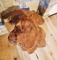 Regal mit Drachen aus Massivholz