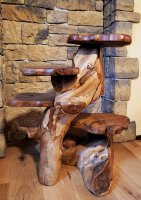 Regal mit Drachen aus Massivholz