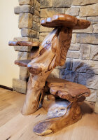 Regal mit Drachen aus Massivholz