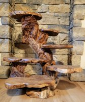 Regal mit Drachen aus Massivholz