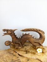 Handgefertigter Holzdrache auf vier Füßen...