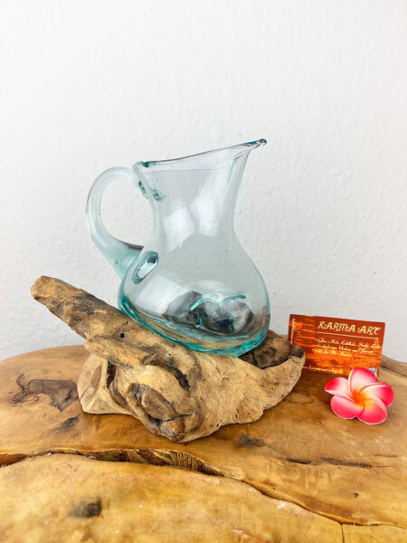 Glaskanne auf Teakwurzel