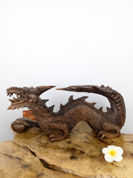 Handgefertigter Holzdrache auf vier Füßen – Unikat