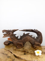 Handgefertigter Holzdrache auf vier Füßen...