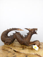 Handgefertigter Holzdrache auf vier Füßen...