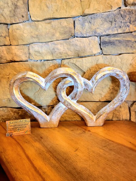 Zwei verbundene Herzen aus Holz – Symbol für Liebe & Verbundenheit