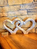 Zwei verbundene Herzen aus Holz – Symbol für...