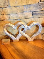 Zwei verbundene Herzen aus Holz – Symbol für...