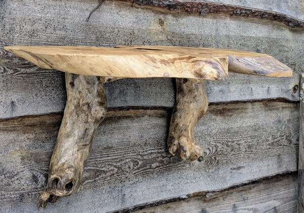 Handgefertigtes Designer-Wandregal aus Massivholz – jedes Stück ein Unikat