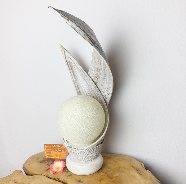 Stehlampe aus Palmenblättern