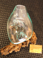 Teakwurzel mit Glas hängend