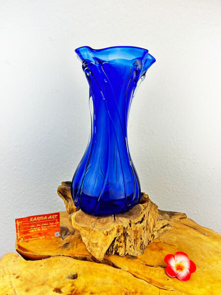 Vase aus blauem Glas mit Muster