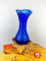 Vase aus blauem Glas mit Muster