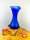 Vase aus blauem Glas mit Muster