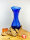 Vase aus blauem Glas mit Muster