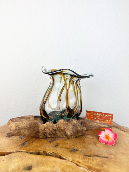 goldenes Bonbonglas auf Wurzel