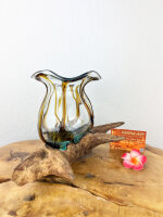 goldenes Bonbonglas auf Wurzel