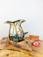 goldenes Bonbonglas auf Wurzel